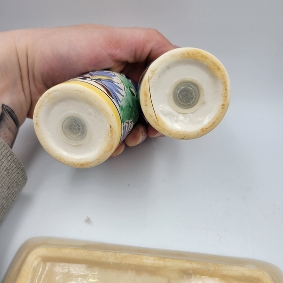 Vintage Dipinto A Mana Italian Hand Painted Salt & Pepper Shakers with Tray - Picture 4 of 7